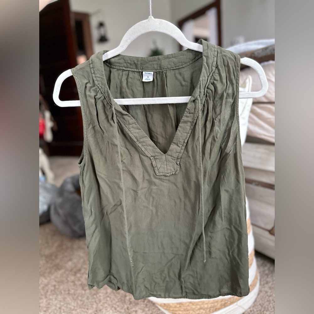 OLD NAVY- sleeveless blouse